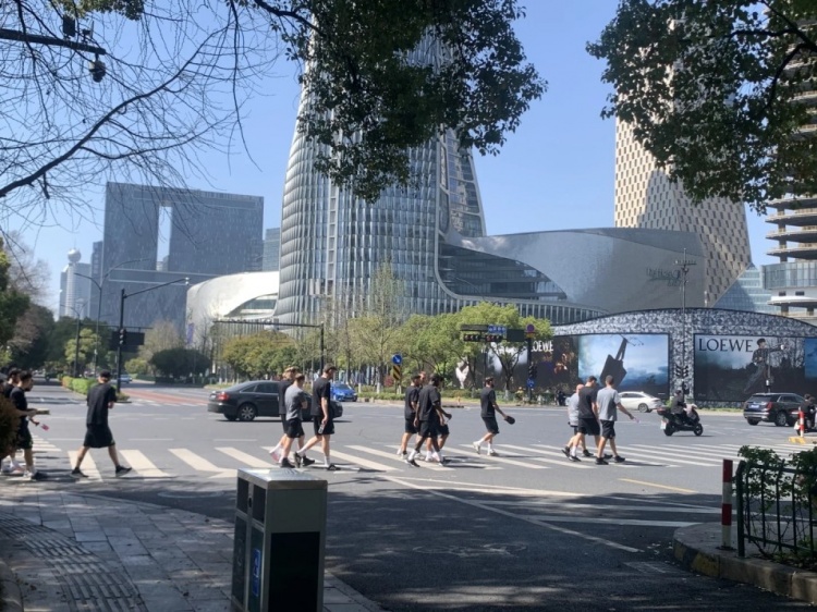 心態放松，有網友拍到澳大利亞隊早上在萬象城citywalk